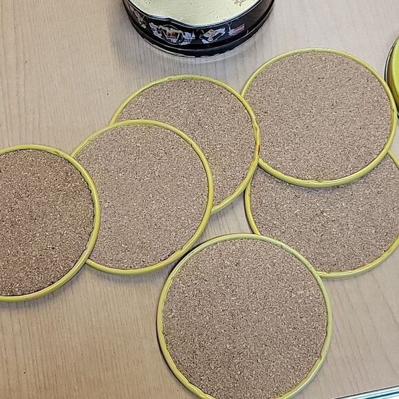 Coca-Cola Collectibles Book, Coasters, Mugs - Picture 11 of 13